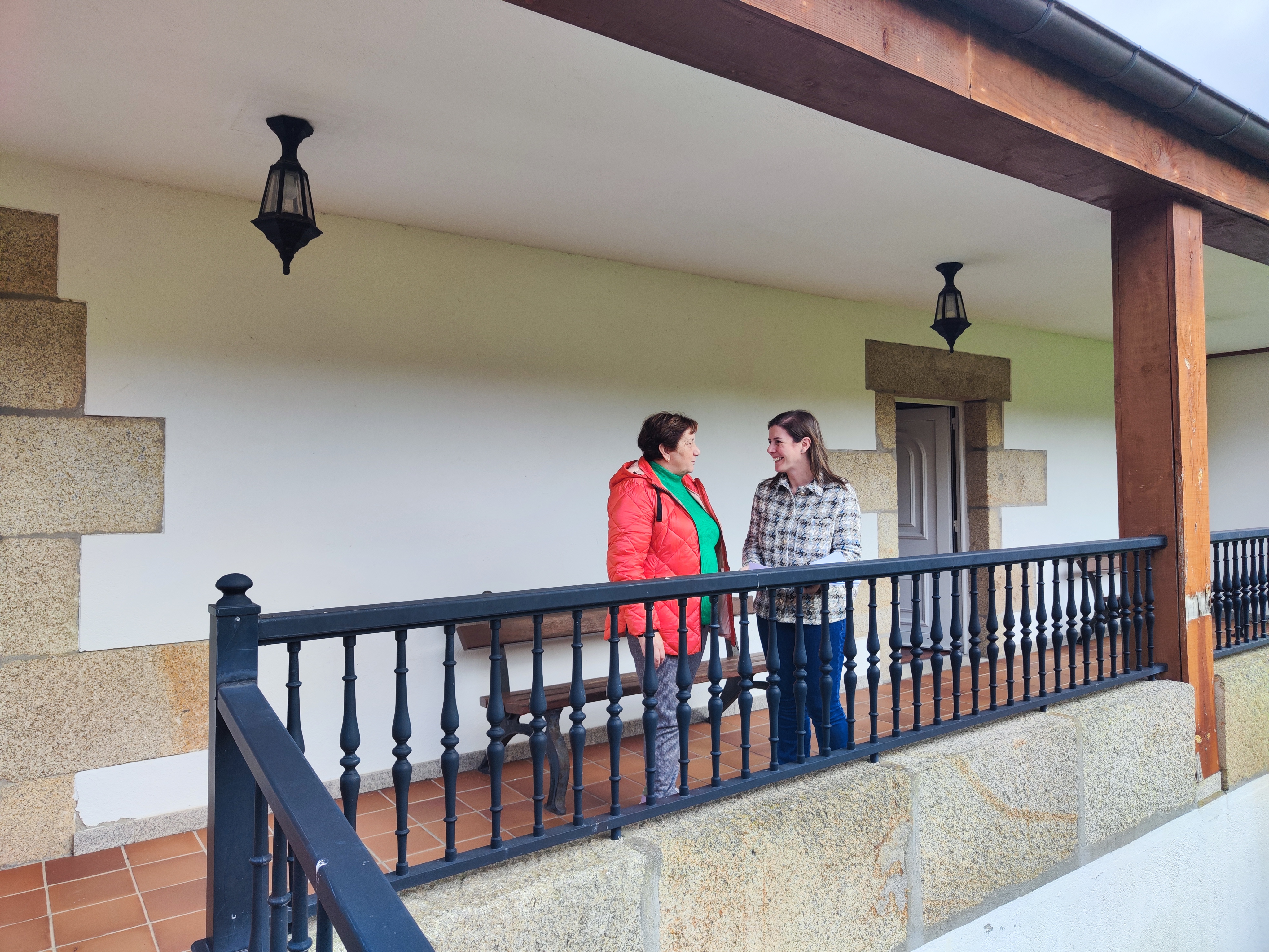 A alcaldesa e a edil de Servizos Sociais ante o edificio que albergará o PEF