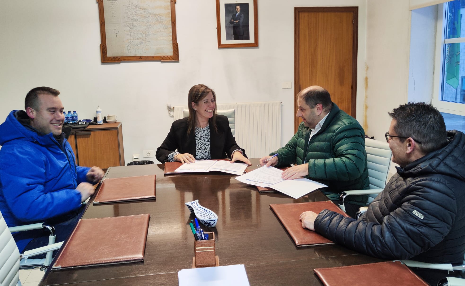 A rexedora, Dolores Gacía Caramés, e o presidente do Burela FS, Manuel Blanco, asinaron un convenio de colaboración entre as dúas entidades.
