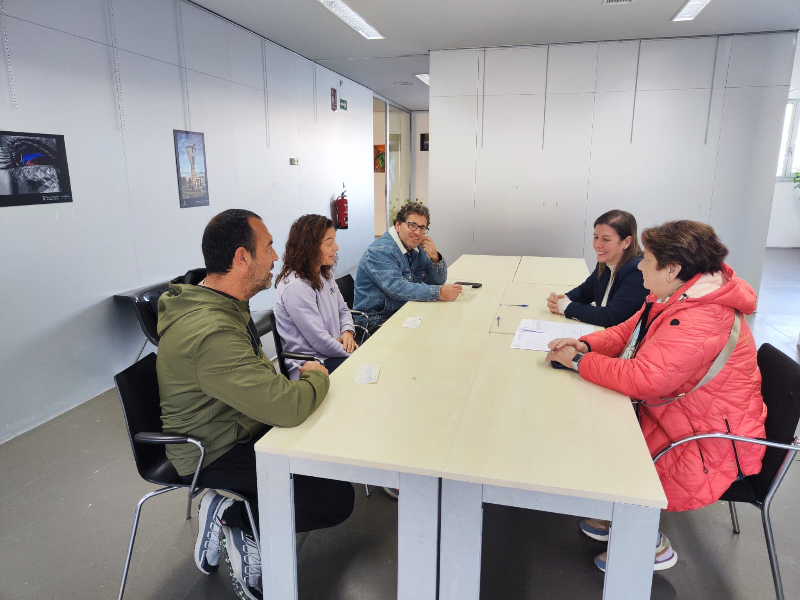 A rexedora e a edil de Educación, entregaron as axudas municipais aos directores dos centros escolares do municipio